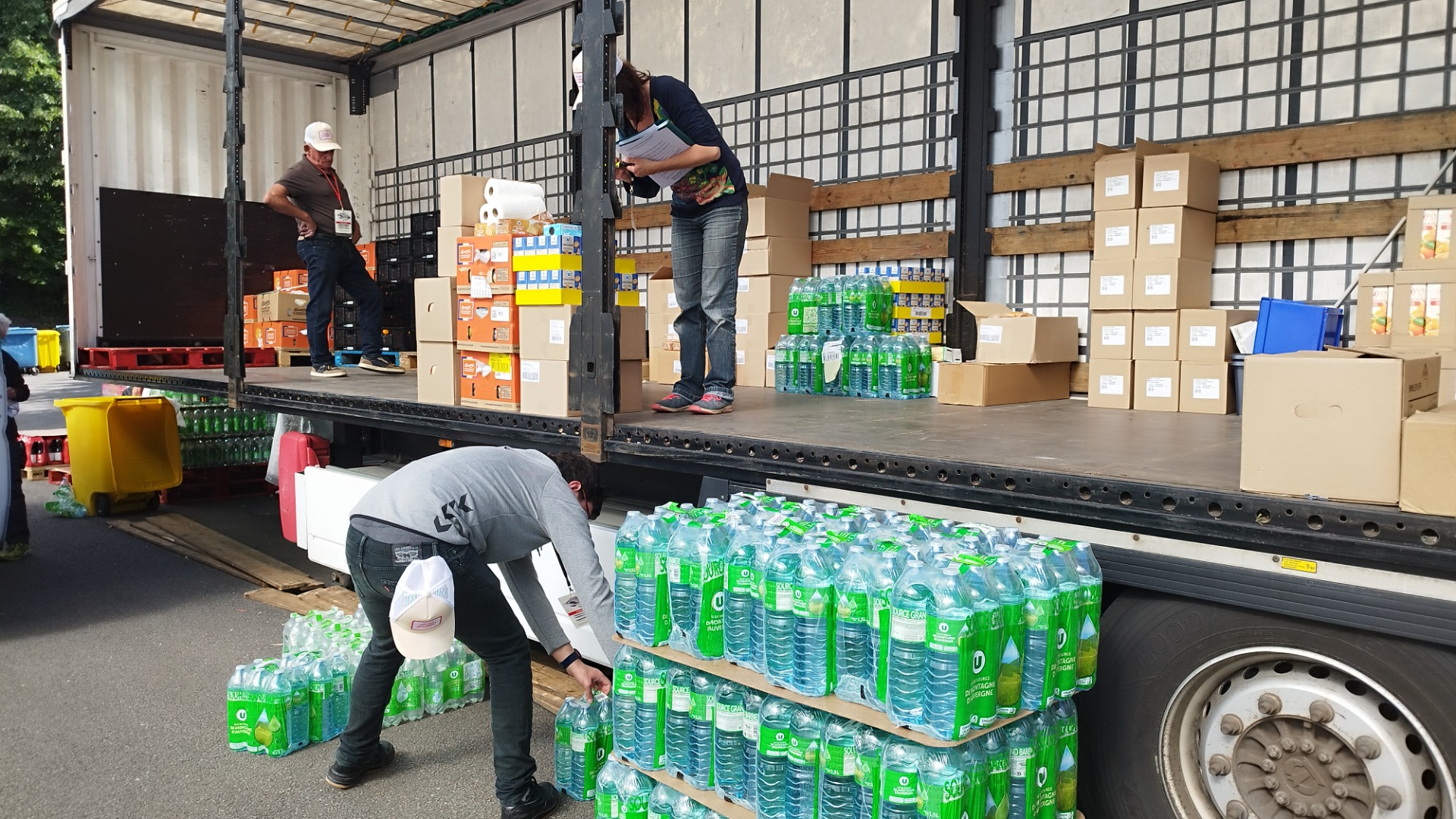 Le semi en cours de déchargement