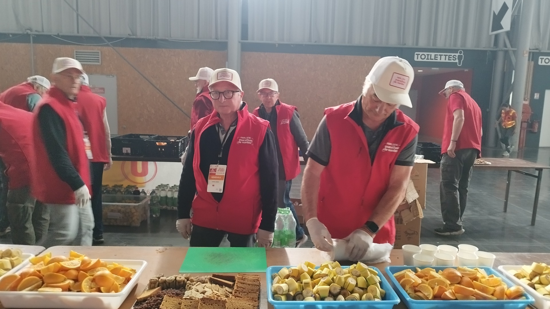 les oranges, bananes, gâteaux attendent les coureurs