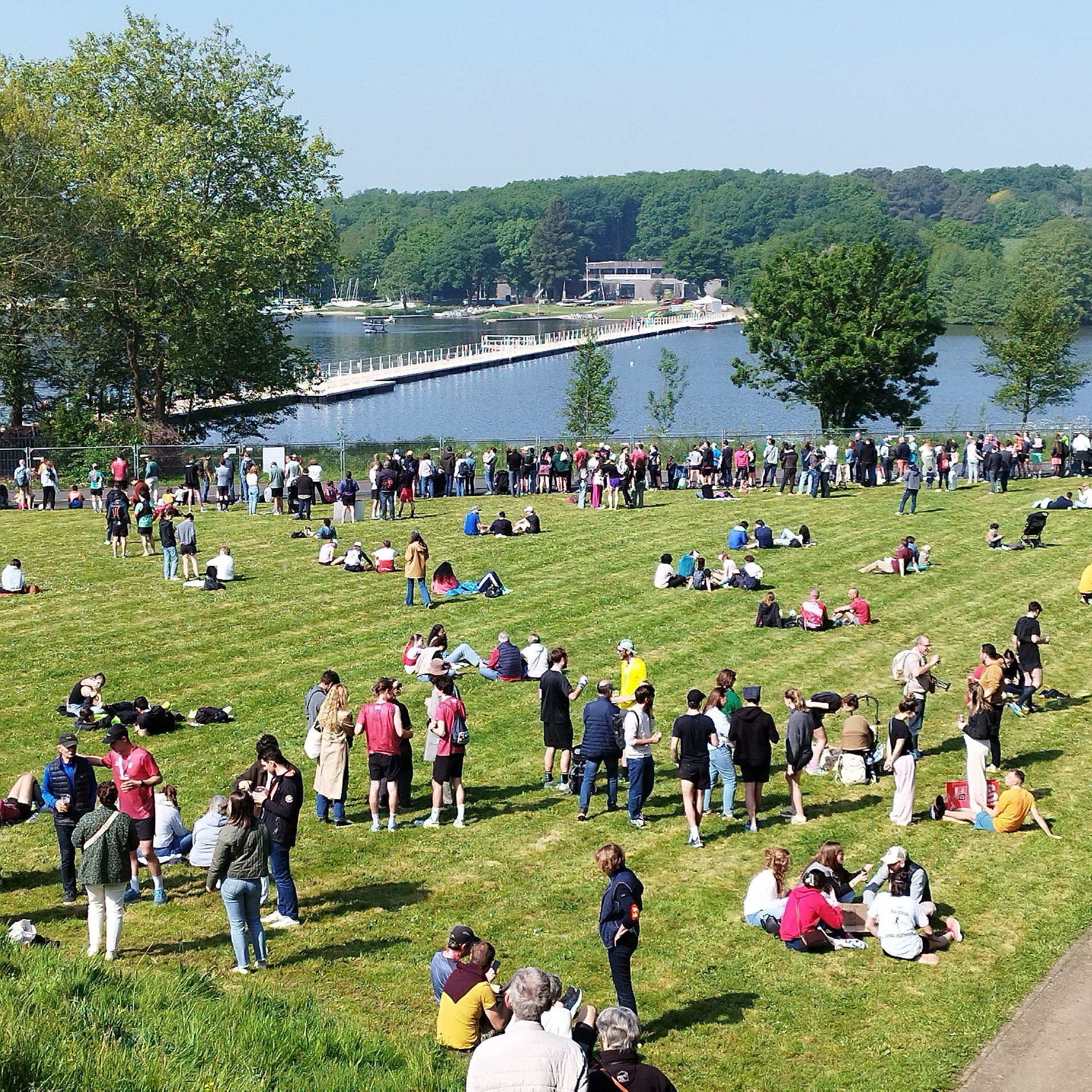 L'arrivée des coureurs par la passerelle su l'Erdre